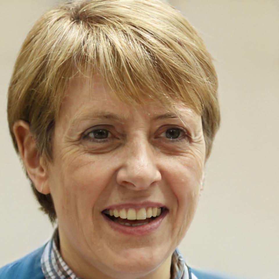 Seraphina Thornweave explaining market fundamentals